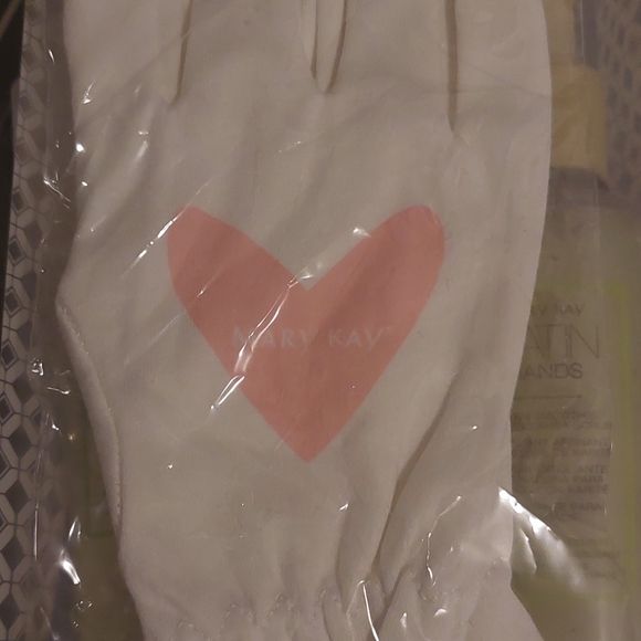 Mary Kay SATIN Hands - Picture 3 of 4